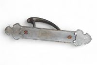 Victor Horta (1861–1947) Poignée de tirage – Bronze argenté Modèle identique à celui de l’entrée des magasins Wolfers Frères, Bruxelles Marquage du ferronnier à l’arrière : « WL 2219 »  Rare et précieux exemple de poignée de tirage Art nouveau en bronze argenté, attribuable à Victor Horta, directement associée à l’un de ses chefs-d’œuvre tardifs : les magasins Wolfers Frères à Bruxelles, inaugurés