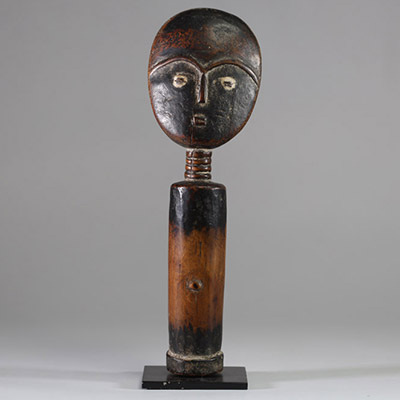 Ancienne poupée de fertilité Akuaba, Ashanti, Ghana. Bois Très bel exemplaire avec une tête discoïdale et un front haut, cou annelé et le corps cylindrique minimaliste. Très belle patine tirant du brun à noir avec de nombreuses traces d’usage tribal. H :31,5 cm. Ex Gregory Ghent, San Francisco, Jo de Buck, Bruxelles