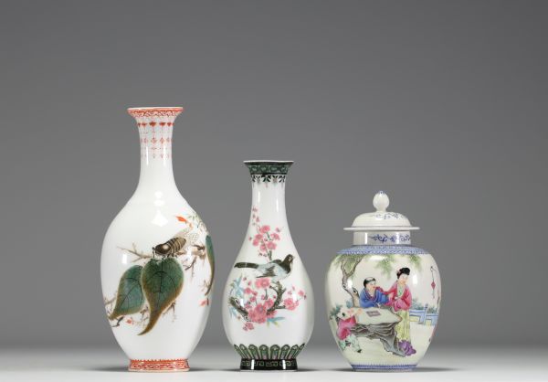 Chine - Ensemble de deux vases et un pot couvert en porcelaine polychrome, époque République.