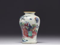 Vase en porcelaine de chine à décor de personnages 