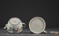 Chine - Ensemble de deux théières en porcelaine à décor de guerriers et de dignitaires.