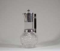 Christopher Dresser (1834–1904), Royaume-Uni Verseuse en verre et métal argenté Hukin & Heath, Birmingham, Angleterre, vers 1880  Cette verseuse élégante en verre soufflé et métal argenté, dotée d’un manche en ébène, est une création emblématique du célèbre designer britannique Christopher Dresser, figure pionnière du design industriel. Fabriquée par la maison Hukin & Heath vers 1880, elle illustr