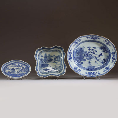 Chine - Ensemble de trois plats en porcelaine blanc bleu à décor de paysages, époque Qianlong