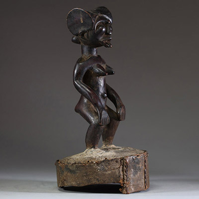 Afrique - Couvercle Kwere surmonté d'une sculpture figurative, Tanzanie.