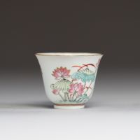 Chine - Bol en porcelaine polychrome à décor d'aigrettes, marque et époque Tongzhi.