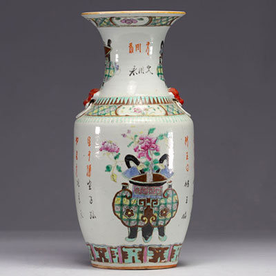 Chine - Vase balustre en porcelaine famille rose, décor à l'antique, XIXe siècle.
