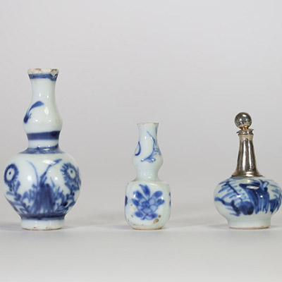 Chine, XVIIIe siècle, lot de trois miniatures en porcelaine bleu et blanc, à décor floral, dont un flacon muni d’un col en argent