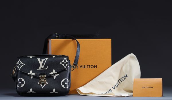 Louis VUITTON - Pochette Métis, sac à main bicolore en toile enduite monogrammée et finition en cuir de vachette naturel.