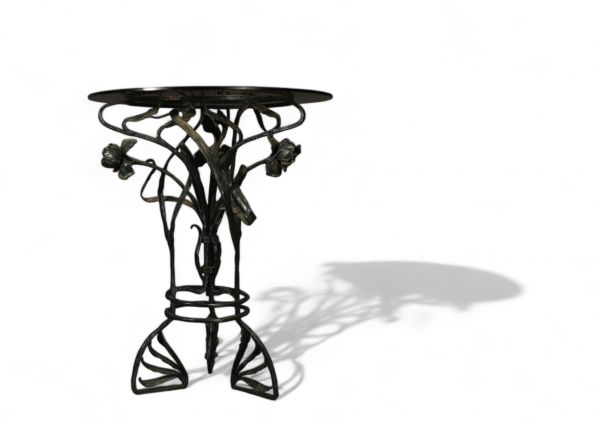 Table en verre à piétement floral en fer forgé d'époque Art Nouveau.