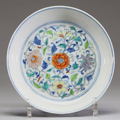 Chine - Assiette en porcelaine polychrome Doucai à décor floral, Yongzheng, marque au bleu sous la pièce.  Assiette en porcelaine à décor polychrome Doucai représentant un motif floral, reposant sur u