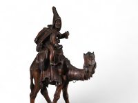Raymond de Meester (1904–1995) « Cavalier oriental sur un chameau » – Sculpture monumentale en bois sculpté  Sculpture de grande dimension en bois finement sculpté représentant un cavalier arabe en ma