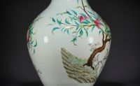 Chine - Imposant vase en porcelaine de la famille rose au décor des neuf pêches, dynastie Qing. (100cm de haut)