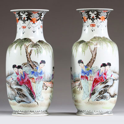 Chine - Paire de vases en porcelaine polychrome à décor de courtisanes, période République.