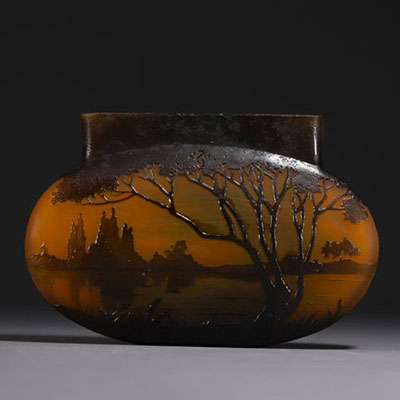 DAUM Nancy - Vase jardinière in acid-etched multi-layered glass decorated with trees and a pond, signed in the decoration.