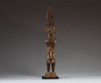 Indonésie - Statue figurative en bois sculpté de la tribu des Nias, milieu XXème.