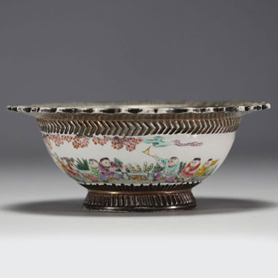 Chine - Coupe en porcelaine de la famille rose à décor d 'enfants, marque en creux, époque république.