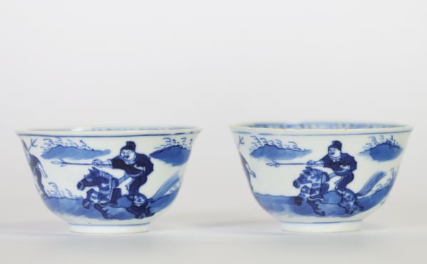 Paire de bols en porcelaine bleu et blanc à décor d’archers à cheval, Chine, dynastie Qing, marque  Chenghua