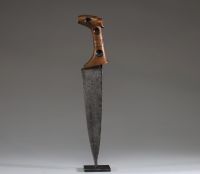 Afrique RDC - Couteau Luba à manche figuratif en bois sculpté, lame en fer battu et ciselé. 