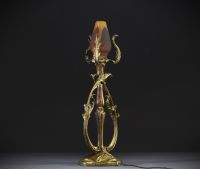 DAUM Nancy - Lampe Art Nouveau en bronze doré, piétement à décor végétal et tulipe en verre dégagé à l'acide à décor de kaki, non signée.
