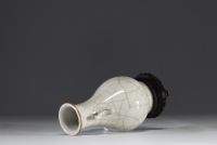 Chine - Vase en porcelaine monochrome blanche craquelée sur socle en bois, XIXème.