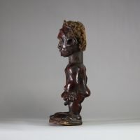 Ancienne figure rituelle Ekoi Ejagham, Nigéria . Bois recouvert de cuir, travail ancien et remarquable. Les bras sont mobiles mais ne se détachent pas du corps. Ce qui indique une fonction dynamique et rituelle lors des manipulations. Les pieds sont surdimensionnés par rapport au reste du corps, ce qui symbolise la force et l’enracinement. Le visage est expressif et dégage beaucoup de force et de