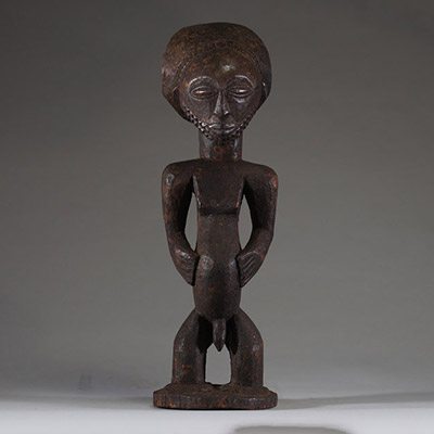 Afrique RDC - Statue d’ancêtre Hemba Singiti en bois sculpté, belle patine crouteuse, Congo RDC, début XXème.