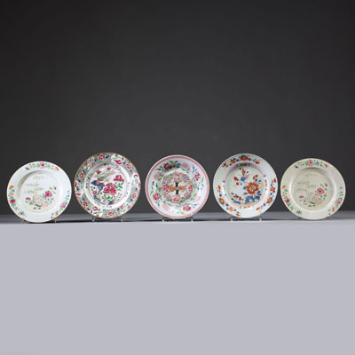 Chine - Ensemble de cinq assiettes en porcelaine polychrome famille rose, époque XVIIIème.