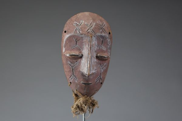 Afrique RDC - Ancien masque Lega / Warega en bois sculpté et raphia, Congo RDC, 1ère moitié XXème.