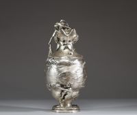 Pichet Art Nouveau en bronze argenté, anse figurative représentant une fille relevant son filet de pêche, vers 1900.