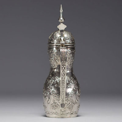 An ottoman silver embossed coffee pot decorated with flowers, scrolls and acanthus leaves. Orient, 19th century.
