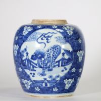 Chine, rare potiche en porcelaine bleue et blanche à décor de qilin dans des cartouches sur fond de prunus fleuris, marque au double cercle, dynastie Qing, XIXe siècle