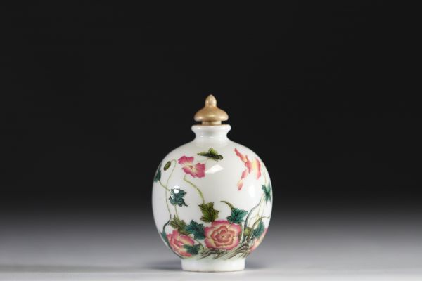 China - Tobacco flask in pink family polychrome porcelain decorated with flowers and butterflies, mark de Qianlong.