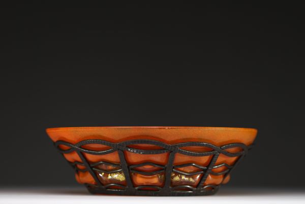 DAUM Nancy et Louis MAJORELLE (1859-1926) Orange blown and moulded glass bowl with gold leaf inclusions, hammered wrought iron mount, signed.