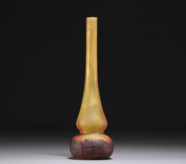 DAUM Nancy - Vase soliflore dans des tons de jaune et de violet, signé.