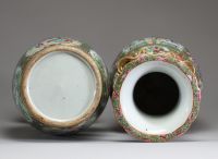 Chine - Paire de vases en porcelaine polychrome famille rose à décor de personnages, Canton, XIXème.