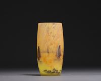 DAUM Nancy - Petit vase en verre nuancé et émaillé à décor de voiliers, signé sous la base.