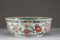 Chine, époque Kangxi (1662–1722) — Écuelle en porcelaine émaillée famille verte à décor de pivoines et chrysanthèmes  Reposant sur un pied annulaire, cette écuelle à panse arrondie est munie de deux a