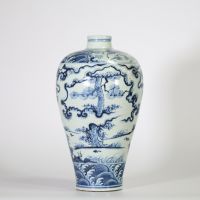 Chine, vase de forme Meiping en porcelaine bleu et blanc à décor de personnages, vagues et nuages, époque Ming
