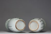 Chine - Ensemble de deux vases en porcelaine à décor de personnages.