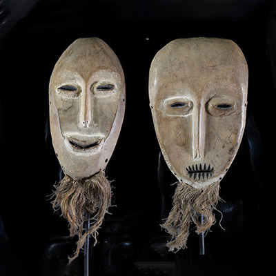 Afrique RDC - Paire de masques « lukwakongo » Lega en bois sculpté et raphia, Congo RDC.
