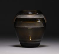 MULLER Frères Lunéville - Petit vase Art Déco en verre teinté brun et sablé.