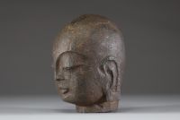 Tête de Bodhisattva Dizang (Kṣitigarbha) Impressionnante tête de bodhisattva sculptée, probablement Dizang en Chine (Jizō au Japon, Kṣitigarbha en sanskrit), représentée avec une grande douceur et une