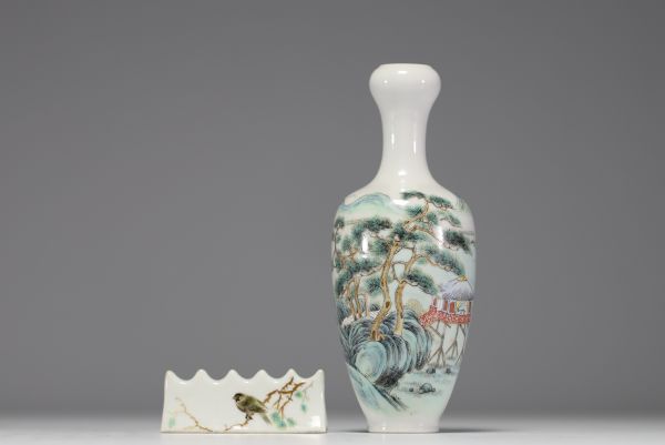 Chine - Ensemble composé d'un vase et d'un porte pinceaux en porcelaine polychrome.