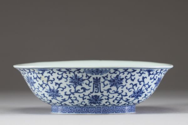 Chine – Coupe en porcelaine bleu blanc à décor de fleurs et chauves-souris, marque Qianlong