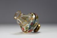 Vase d'époque Art Nouveau en verre à applications au décor de fleurs rehaussées à l'or