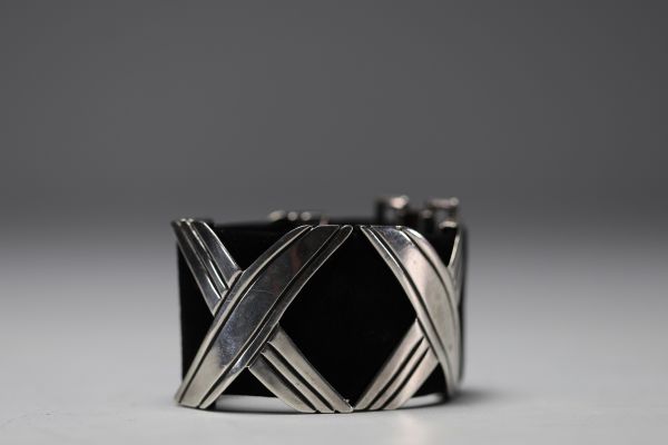 Hector AGUILAR attr. à - Modernist silver and nubuck bracelet.