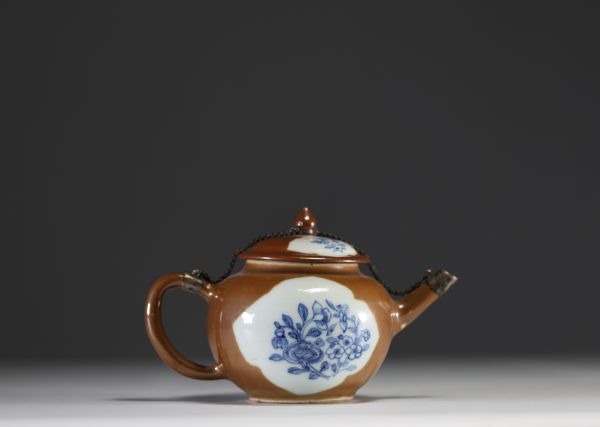 Chine - Théière en porcelaine sur fond brun capucin à décor floral blanc bleu, période Qianlong, XVIIIème