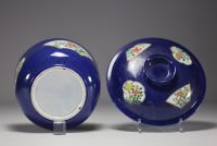 Chine- Pot couvert en porcelaine bleu poudré, cartouche à décor floral, époque Kangxi