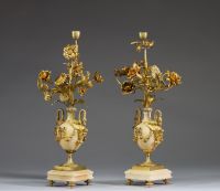 Paire de candélabres en marbre et bronze doré, de style Louis XVI.