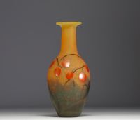 DAUM Nancy - Rare vase en verre multicouche dégagé à l'acide à décor gravé et émaillé de Physalis, signé.